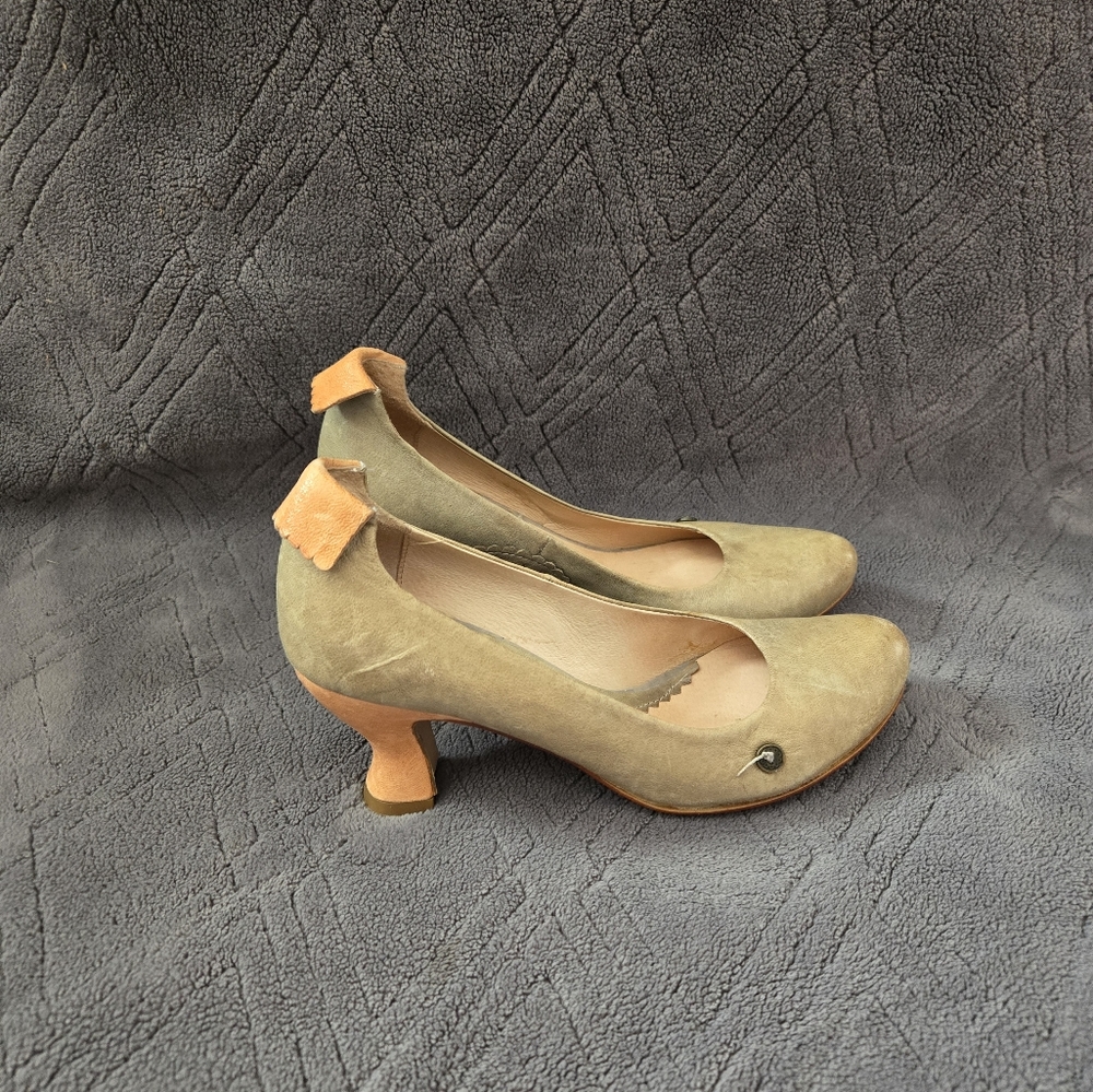 Gold Button Heels Womens Sz 6 EU 36 Pumps Leather Shoes.